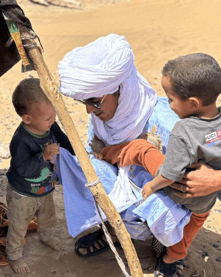 Hamid con Niños Nómadas Hamid con Niños Nómadas